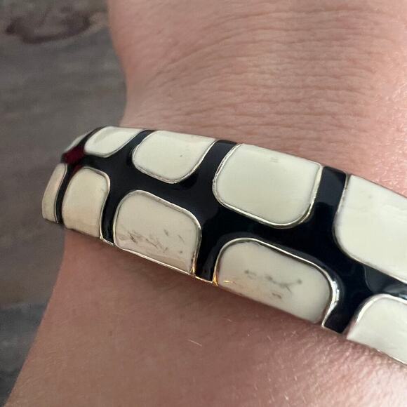 FORNASH Game Day Gecko Black & White Enamel Hinged Bangle Bracelet - Picture 5 of 6